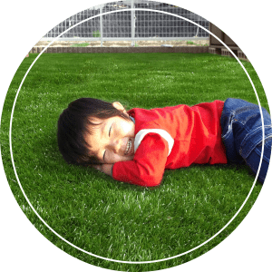 子供と人工芝の画像